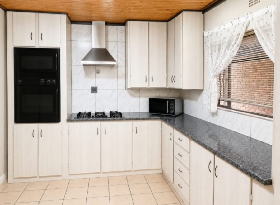 To Let 4 Bedroom Property for Rent in Riebeeckstad Free State